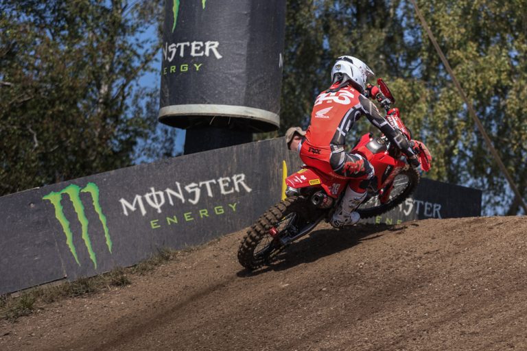 MXGP: Tim Gajser e Kay de Wolf vencem o GP da República Tcheca! Confira os resultados e melhores momentos