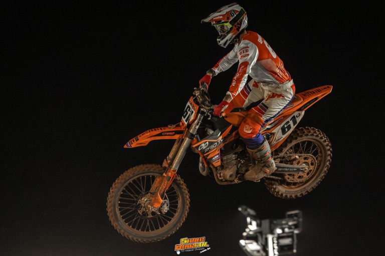 Prova noturna encerra a temporada do Goiano de Motocross em noite de definição dos campeões