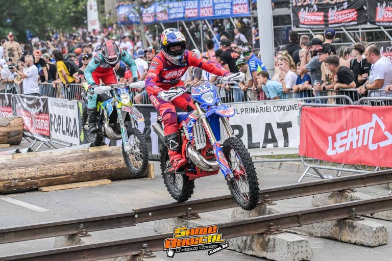 Jonny Walker vence o Prólogo e sai na frente no Red Bull Romaniacs 2024