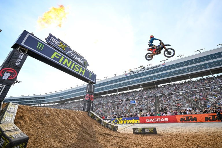 SuperMotocross: Deegan domina mais uma vez na 250 e Hunter vence a categoria principal! Confira os resultados e vídeos das baterias