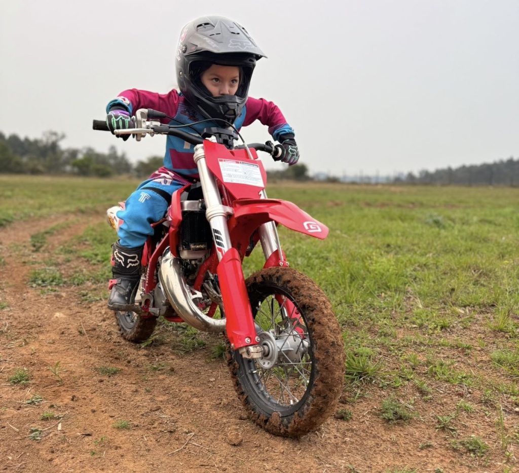 Com apenas 5 anos, Helena Oliveira vive &agrave;s expectativas da primeira competi&ccedil;&atilde;o internacional