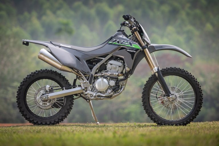 Kawasaki apresenta a KLX 300R ao mercado brasileiro! Saiba mais