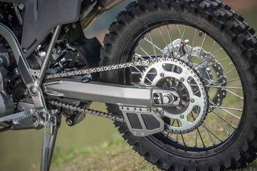 Kawasaki apresenta a KLX 300R ao mercado brasileiro! Saiba mais