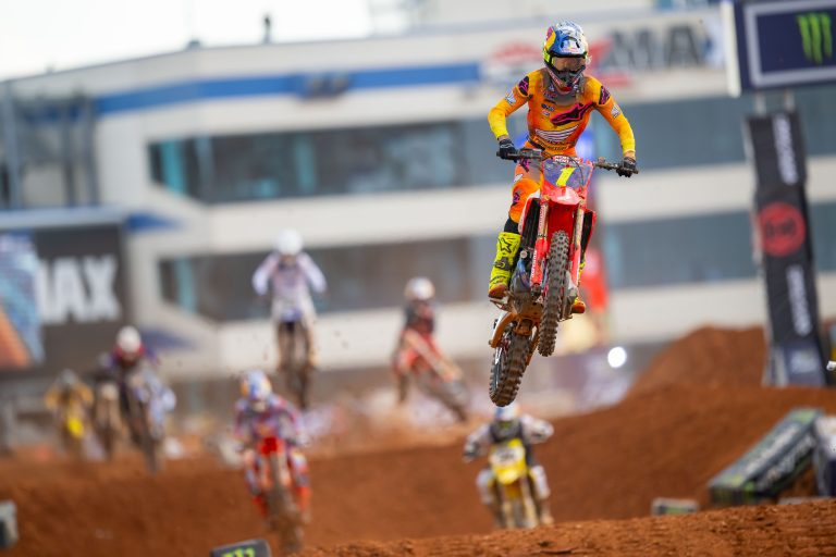 Jett Lawrence inicia o SuperMotocross World Championship com uma vitória impressionante e Haiden Deegan domina a classe 250SMX
