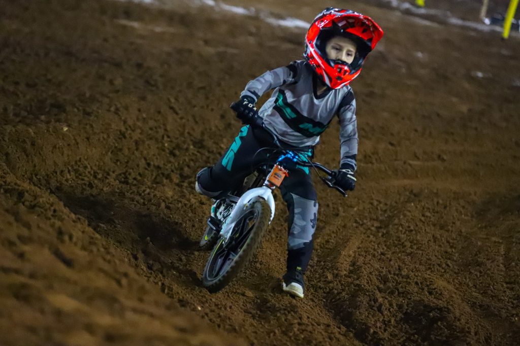 Arena Velocross bate recorde de inscritos em noite de disputas intensas com os mais r&aacute;pidos pilotos do velocross brasileiro