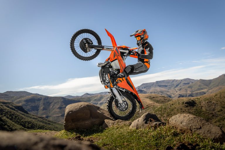 KTM 300 EXC 2025: Inovação e desempenho