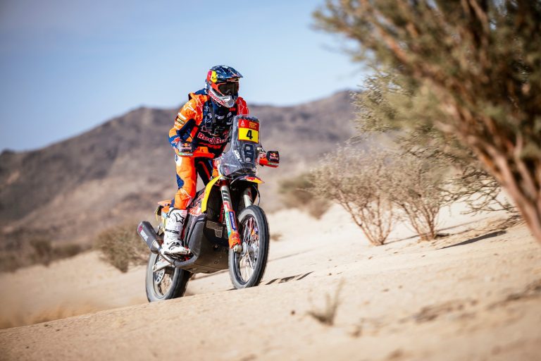 Dakar 2025: Daniel Sanders coloca a Red Bull KTM na frente e vence o prólogo