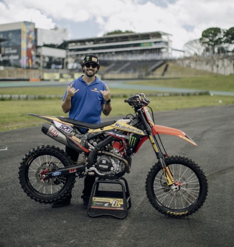 Fred Kyrillos representa o Brasil com show de manobras radicais na abertura do AMA Supercross, em Anaheim