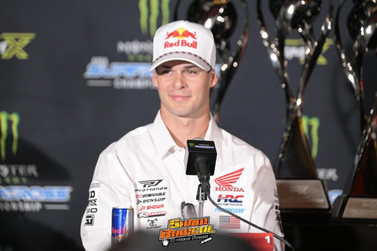 Jett Lawrence fora do AMA Supercross 2025, devido a lesão no joelho do último sábado