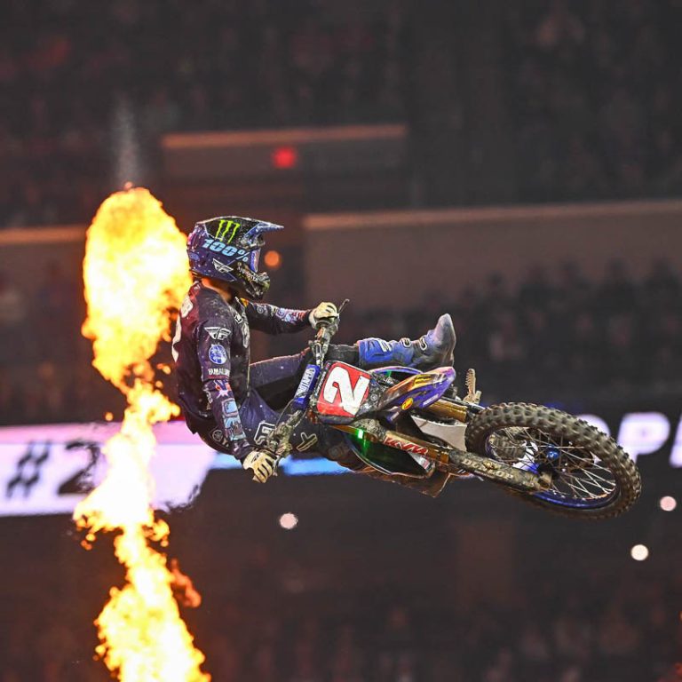 AMA SX: Cooper Webb vence na 450 e dispara na liderança. Na 250, Seth Hammaker vence pela Pro Circuit Kawasaki