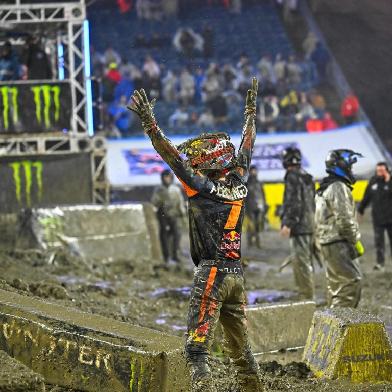 AMA SX: Aaron Plessinger domina na lama e Chance Hymas conquista a primeira vitória da carreira