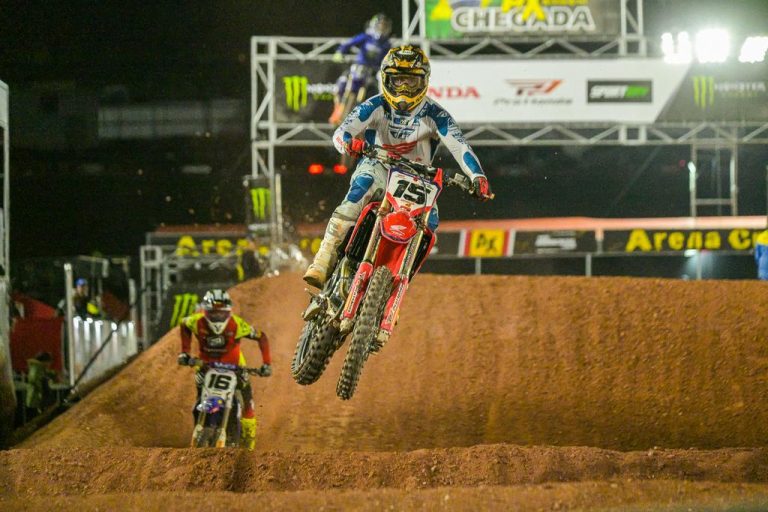 Dean Wilson dá show na pista e conquista a primeira etapa do Arena Cross