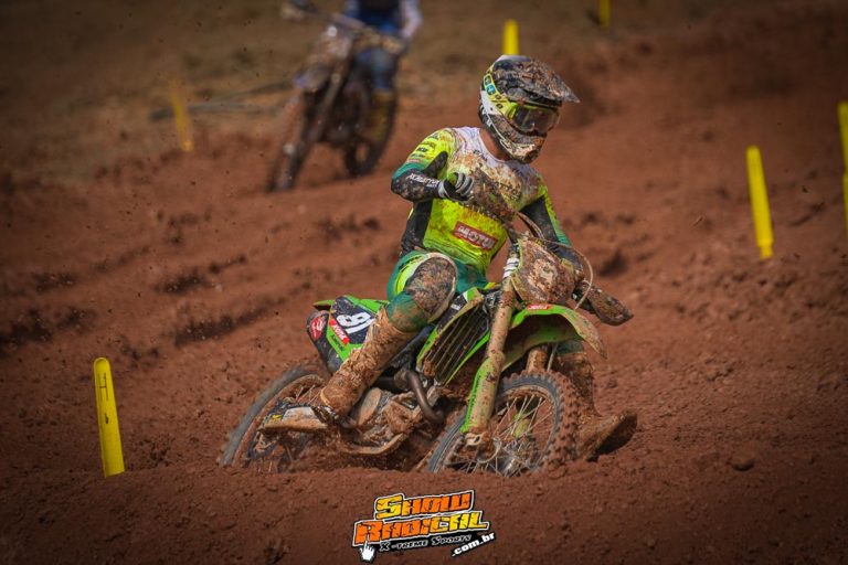 Gabriel Cirino celebra o pódio da MX2Jr, em Canelinha/SC