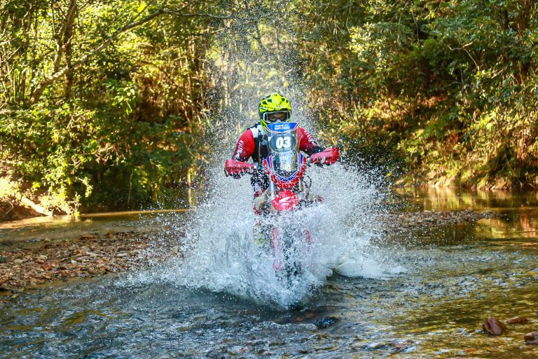 Disputa das motos começa equilibrada no Rally Minas Brasil 2025