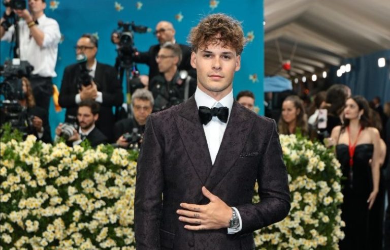 Jett Lawrence faz história no tapete vermelho do Met Gala e leva o motocross para o centro da moda mundial