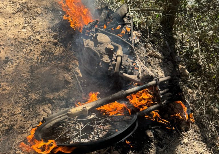 Acidente no Desafio Extreme: Moto de piloto pega fogo em plena trilha durante prova em Belo Vale (MG)