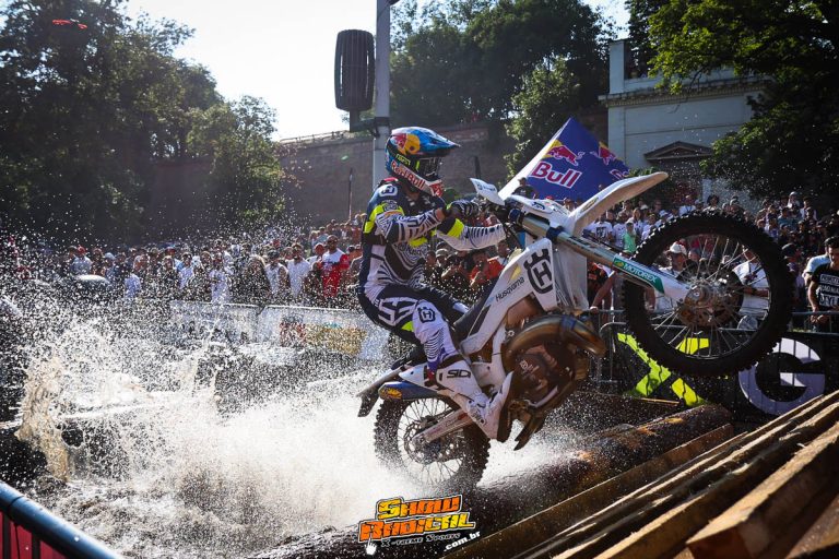 Red Bull Romaniacs 2025 começa com espetáculo nas ruas de Sibiu: Billy Bolt vence prólogo urbano e edição repleta de brasileiros