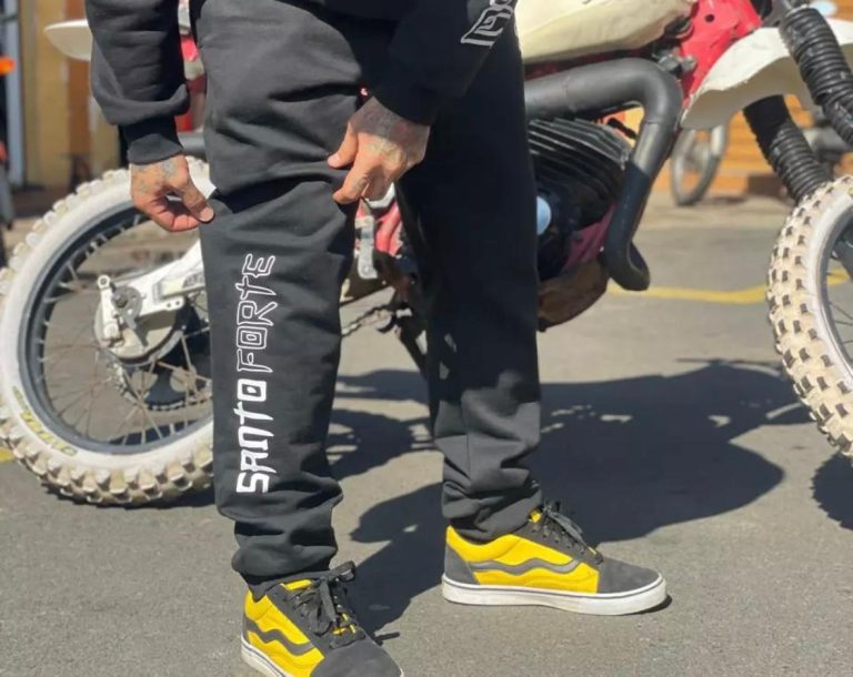 Conheça a calça de moletom Santo Forte! Clique e saiba mais