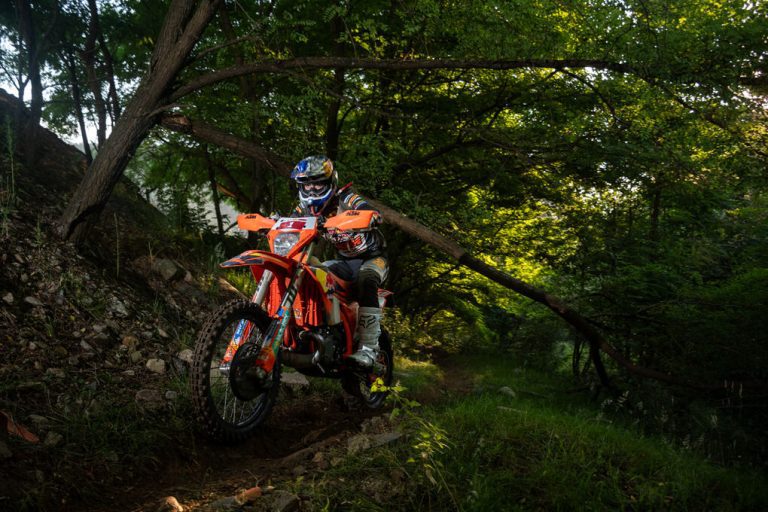 Red Bull Romaniacs 2025 – Mani Lettenbichler domina o segundo dia de trilhas extremas na Romênia e Rigor Rico sobe no ranking geral