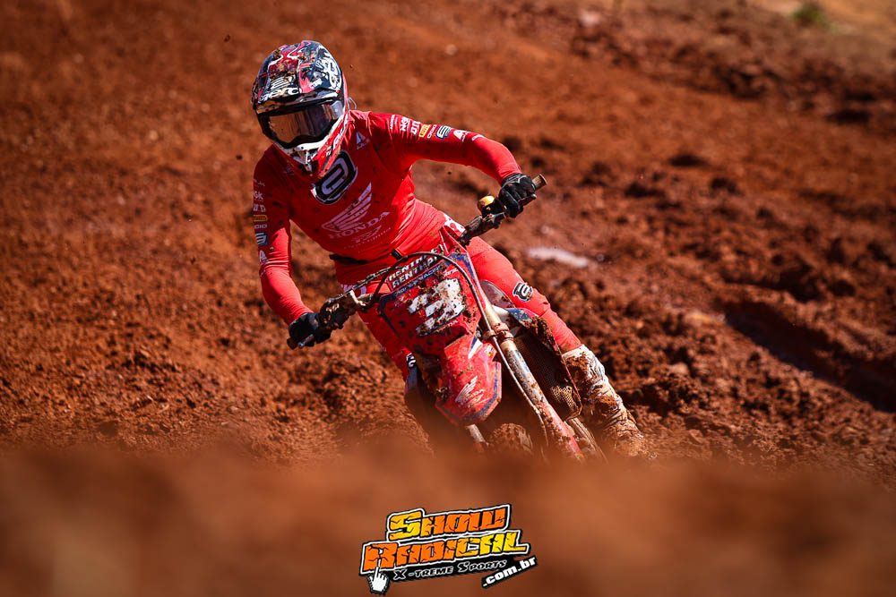 Pilotos Serginho Suspens&otilde;es alcan&ccedil;am tr&ecirc;s vit&oacute;rias em Brumadinho e ficam mais perto do t&iacute;tulo no MX1GP Brasil