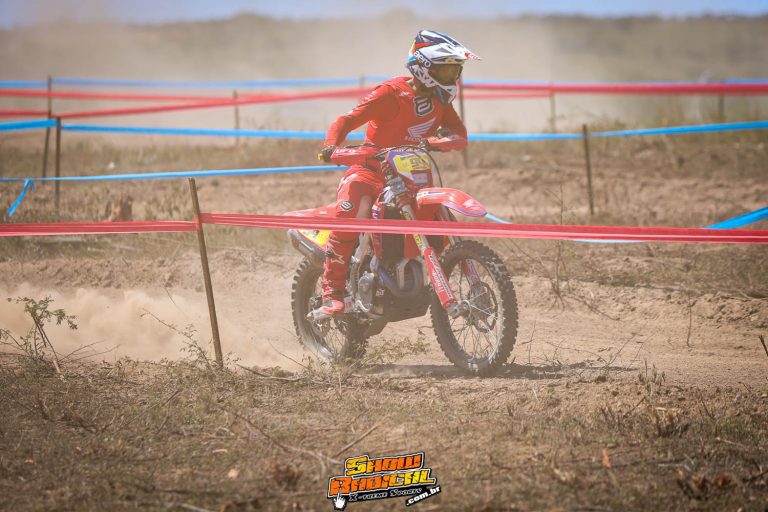 Brasileiro de Enduro: Luciano Rocha sai na frente em dia quente e disputado em Castro Alves/BA