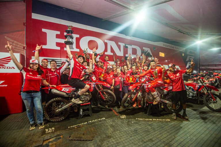 Campeões do Arena Cross, pilotos apoiados por Serginho Suspensões miram títulos no MX1GP Brasil