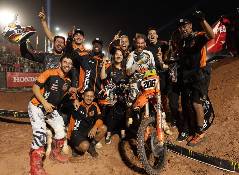 595 KTM Racing Team domina a final do Arena Cross com dobradinha na AX Pró