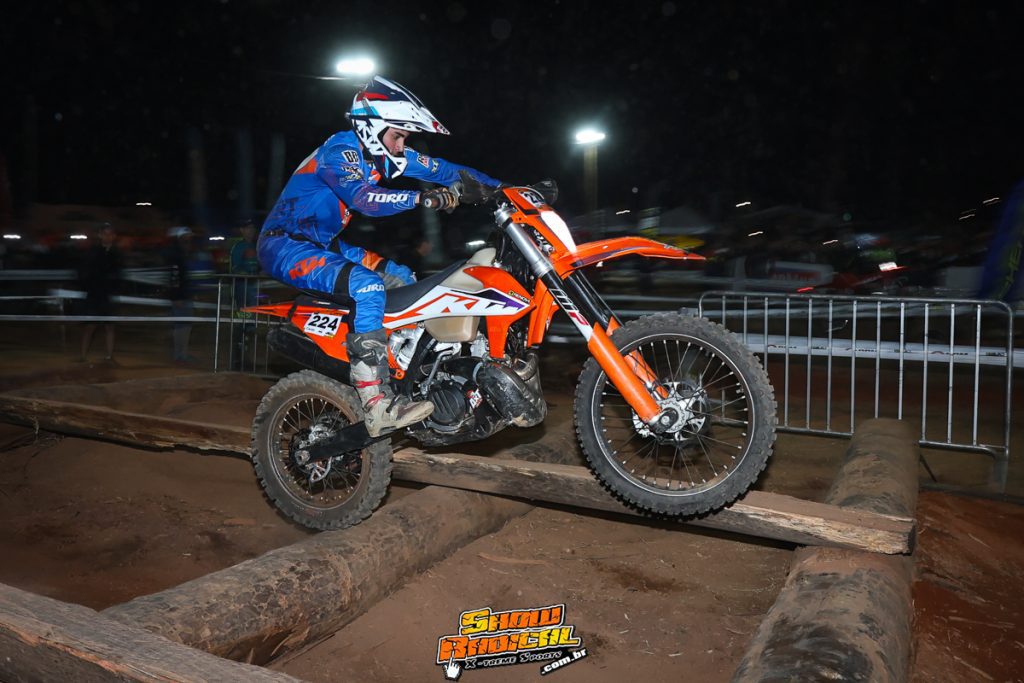 Hard In Help OverDrive come&ccedil;a com pr&oacute;logo eletrizante e dom&iacute;nio portugu&ecirc;s em Socorro/SP