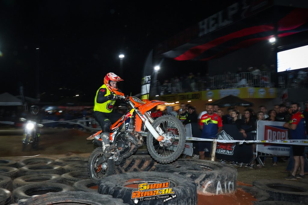 Hard In Help OverDrive come&ccedil;a com pr&oacute;logo eletrizante e dom&iacute;nio portugu&ecirc;s em Socorro/SP