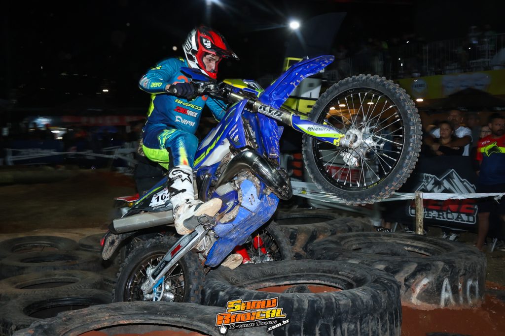 Hard In Help OverDrive come&ccedil;a com pr&oacute;logo eletrizante e dom&iacute;nio portugu&ecirc;s em Socorro/SP