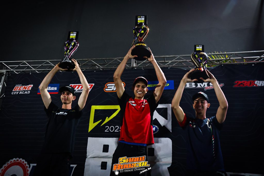 Sob sol e poeira, Diogo Vieira domina prova em formato in&eacute;dito na final do BRHE