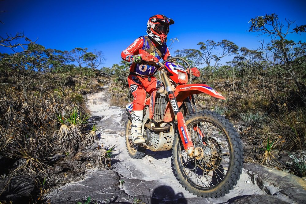 Bruno Crivilin, da Honda Racing, assume lideran&ccedil;a do Enduro da Independ&ecirc;ncia 2025