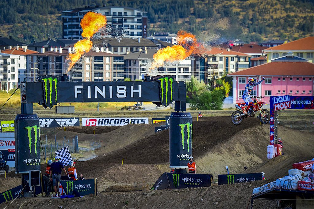 Herlings e L&auml;ngenfelder brilham e conquistam vit&oacute;rias no GP da Turquia de Motocross