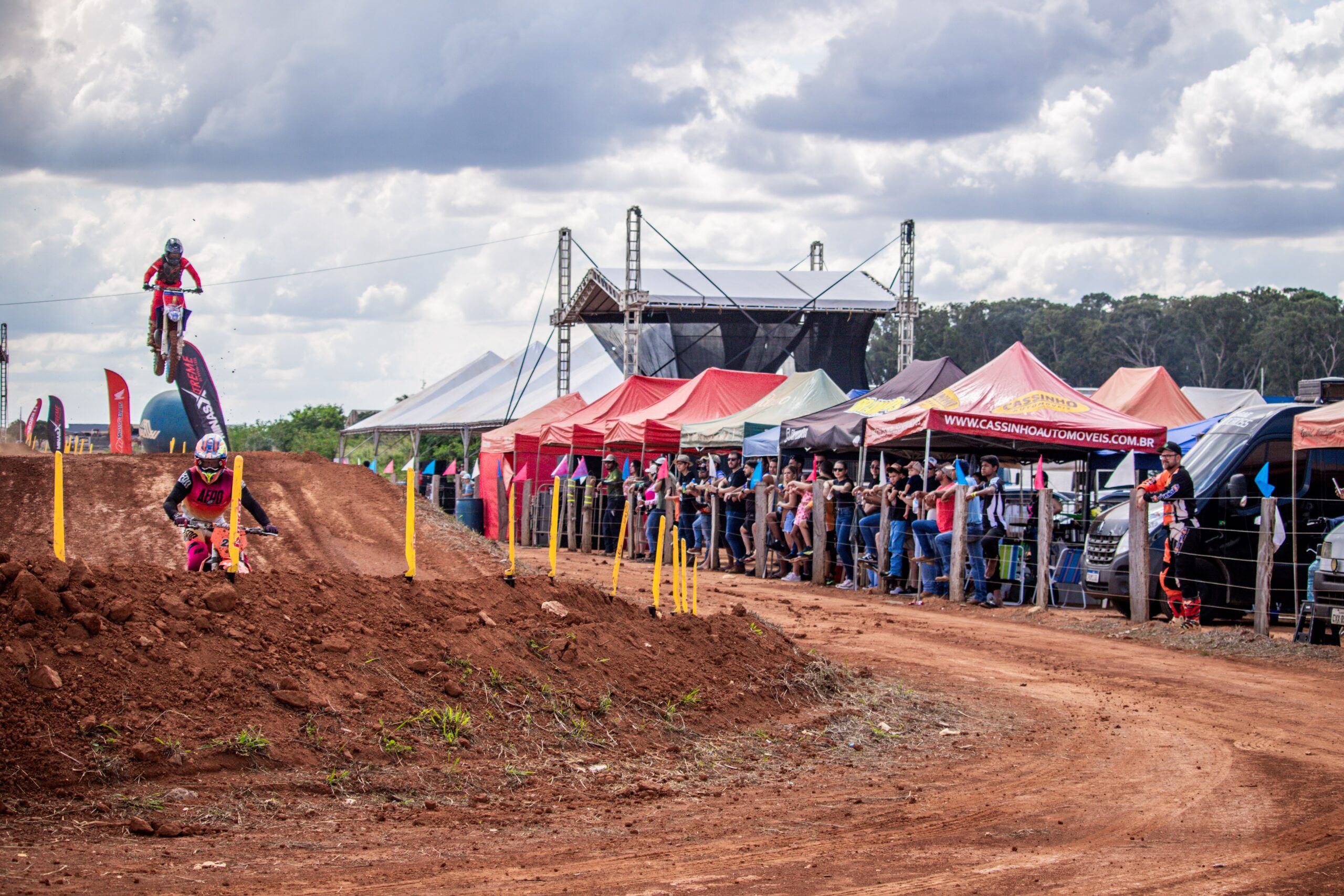 Supercross do Cerrado 2025 movimenta Carmo do Parana&iacute;ba em fim de semana emocionante