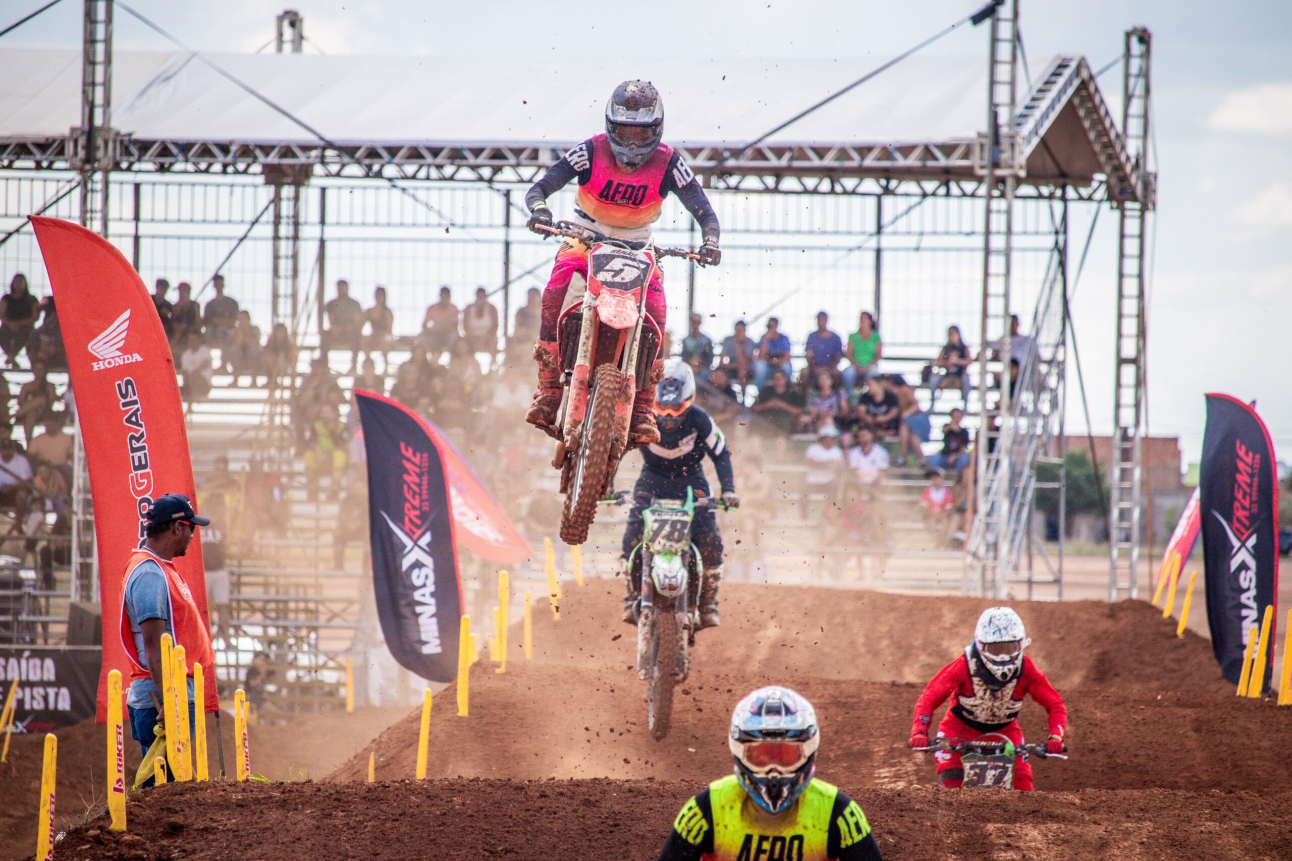 Supercross do Cerrado 2025 movimenta Carmo do Parana&iacute;ba em fim de semana emocionante