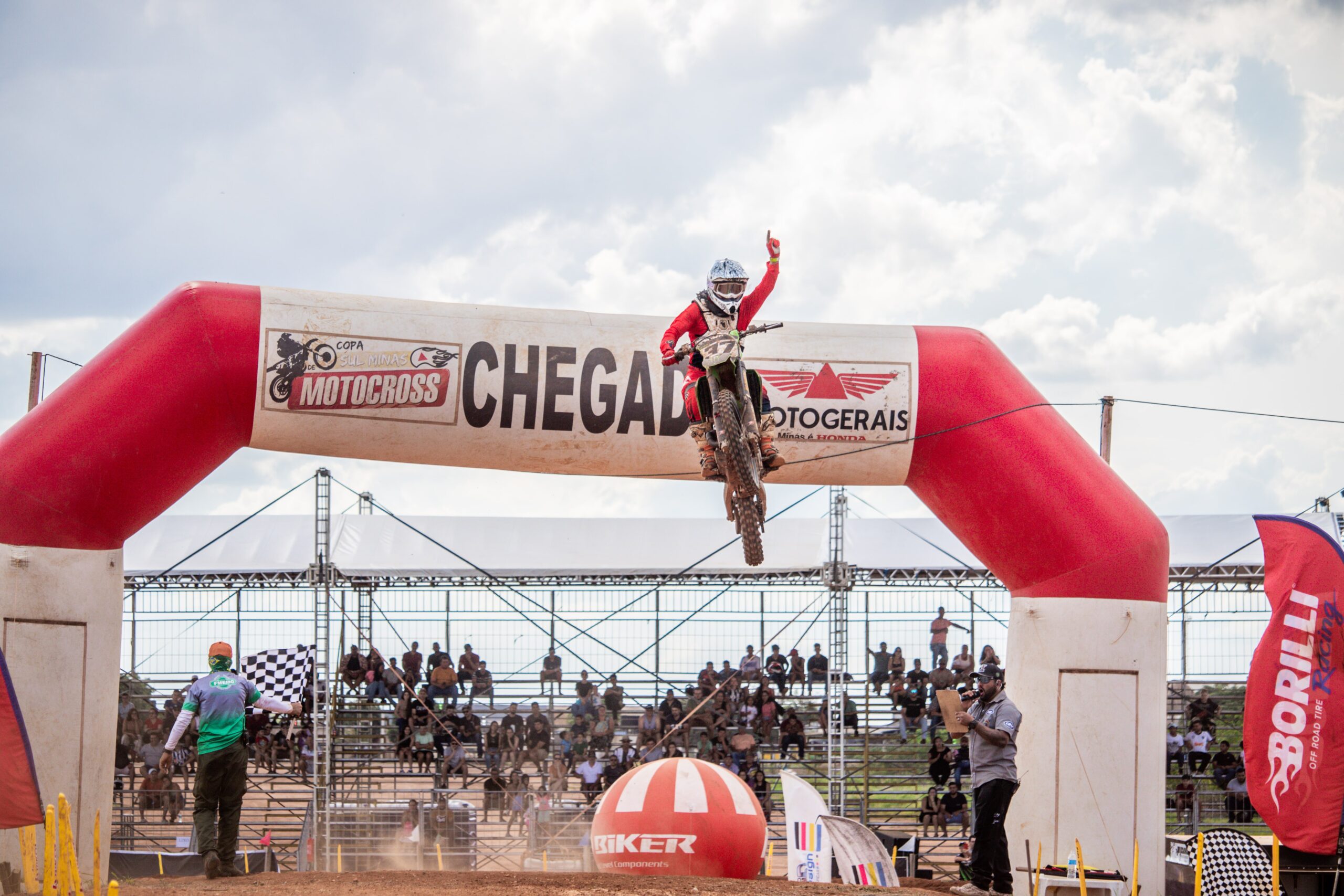 Supercross do Cerrado 2025 movimenta Carmo do Parana&iacute;ba em fim de semana emocionante