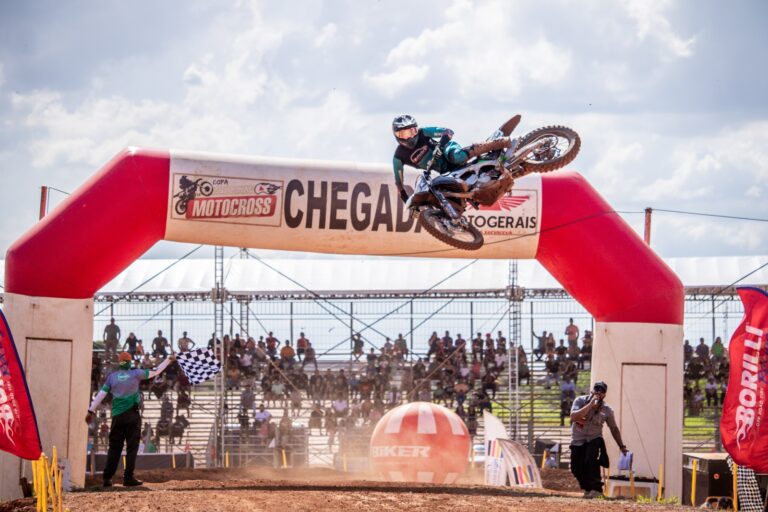 Supercross do Cerrado 2025 movimenta Carmo do Paranaíba em fim de semana emocionante
