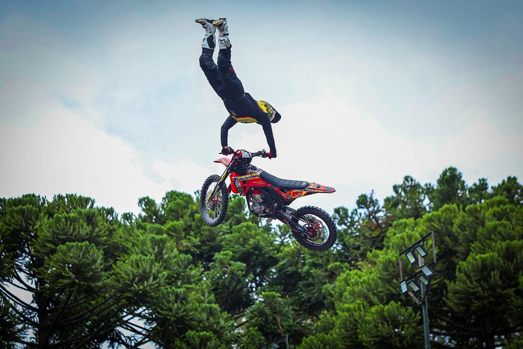 Arena Freestyle Internacional supera a chuva, lota arquibancadas e consagra Fred Kyrillos em Campos do Jordão