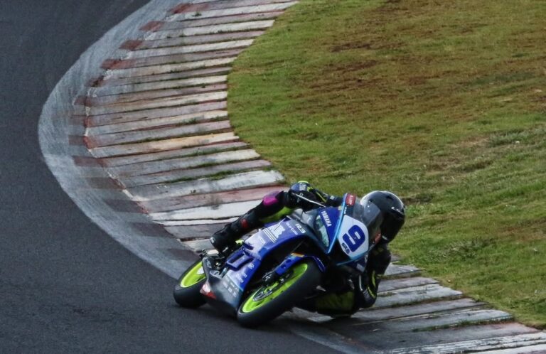 Léo Marques, piloto patrocinado Circuit Equipment, é campeão da R3 Talent 2025 e garante vaga no Mundial 