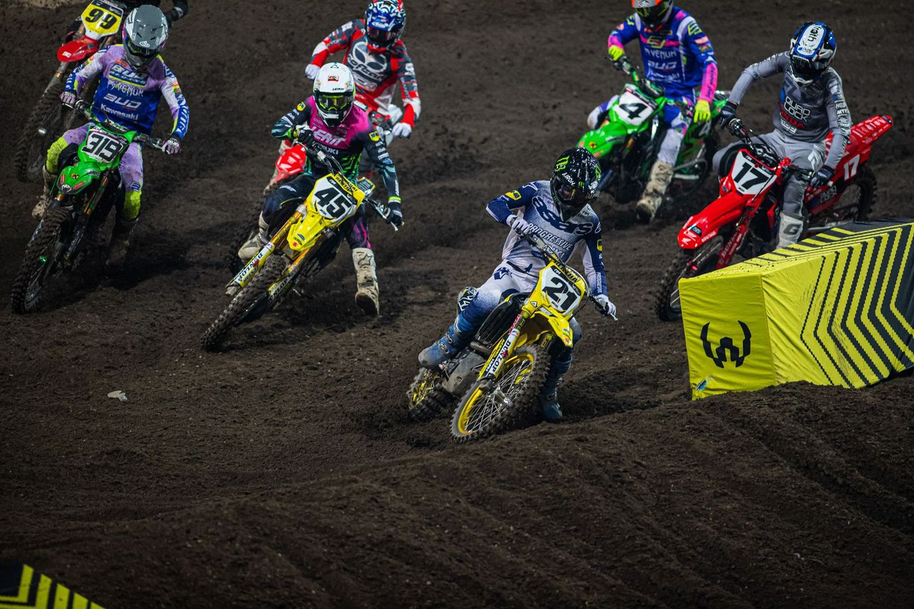 WSX: Enzo Lopes interrompe sequ&ecirc;ncia de Anstie e alcan&ccedil;a vit&oacute;ria in&eacute;dita na bateria final. Na SX1, Jason Anderson vence e deixa t&iacute;tulo em aberto para a final