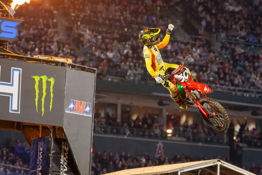 AMA Supercross 2026: expectativas para Anaheim 1, estat&iacute;sticas das aberturas e vencedores da 250SX e 450SX na hist&oacute;ria da etapa