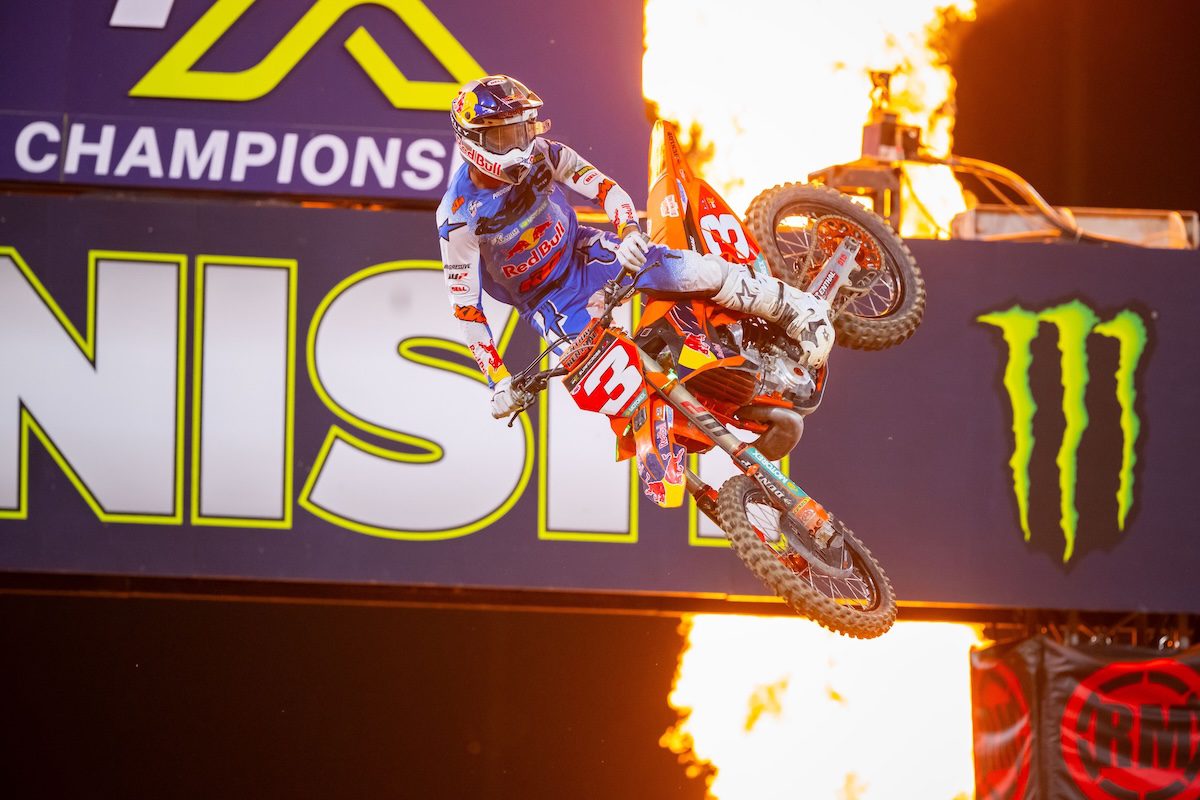 AMA Supercross: Tomac vence a segunda consecutiva e lidera isolado; Deegan brilha na 250 e assume a ponta
