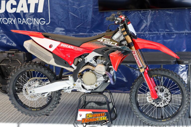 Ducati Desmo450 MX Factory: moto de motocross mais leve, potente e pronta para corrida