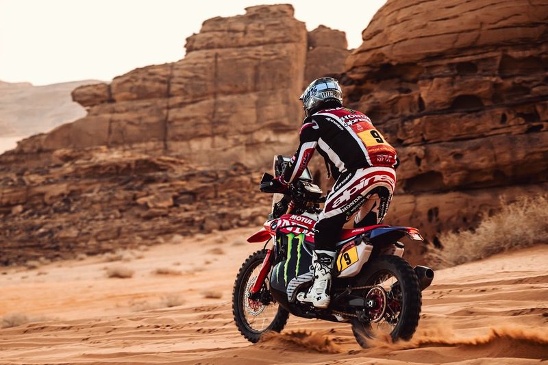 Com a Honda nos tr&ecirc;s primeiros lugares da quarta etapa, Schareina &eacute; o novo l&iacute;der do Rally Dakar 2026