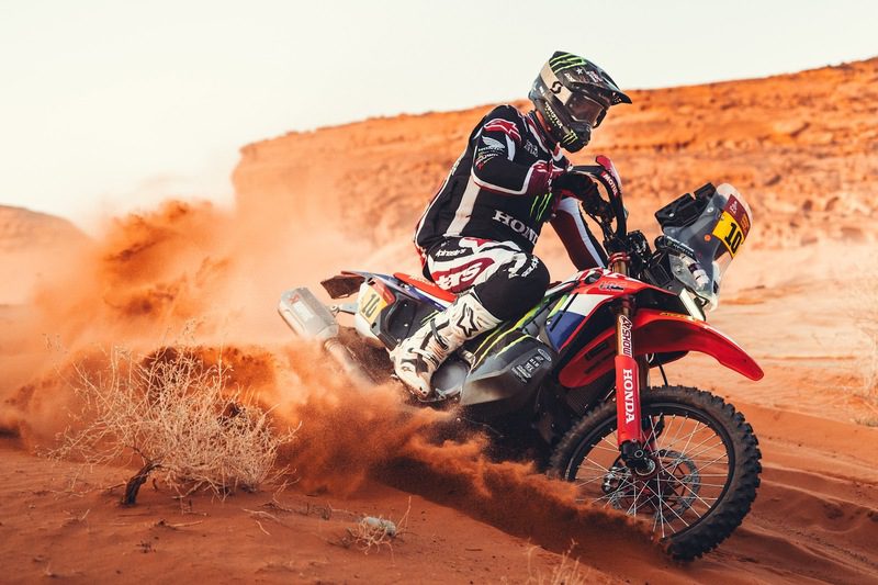 Com a Honda nos tr&ecirc;s primeiros lugares da quarta etapa, Schareina &eacute; o novo l&iacute;der do Rally Dakar 2026