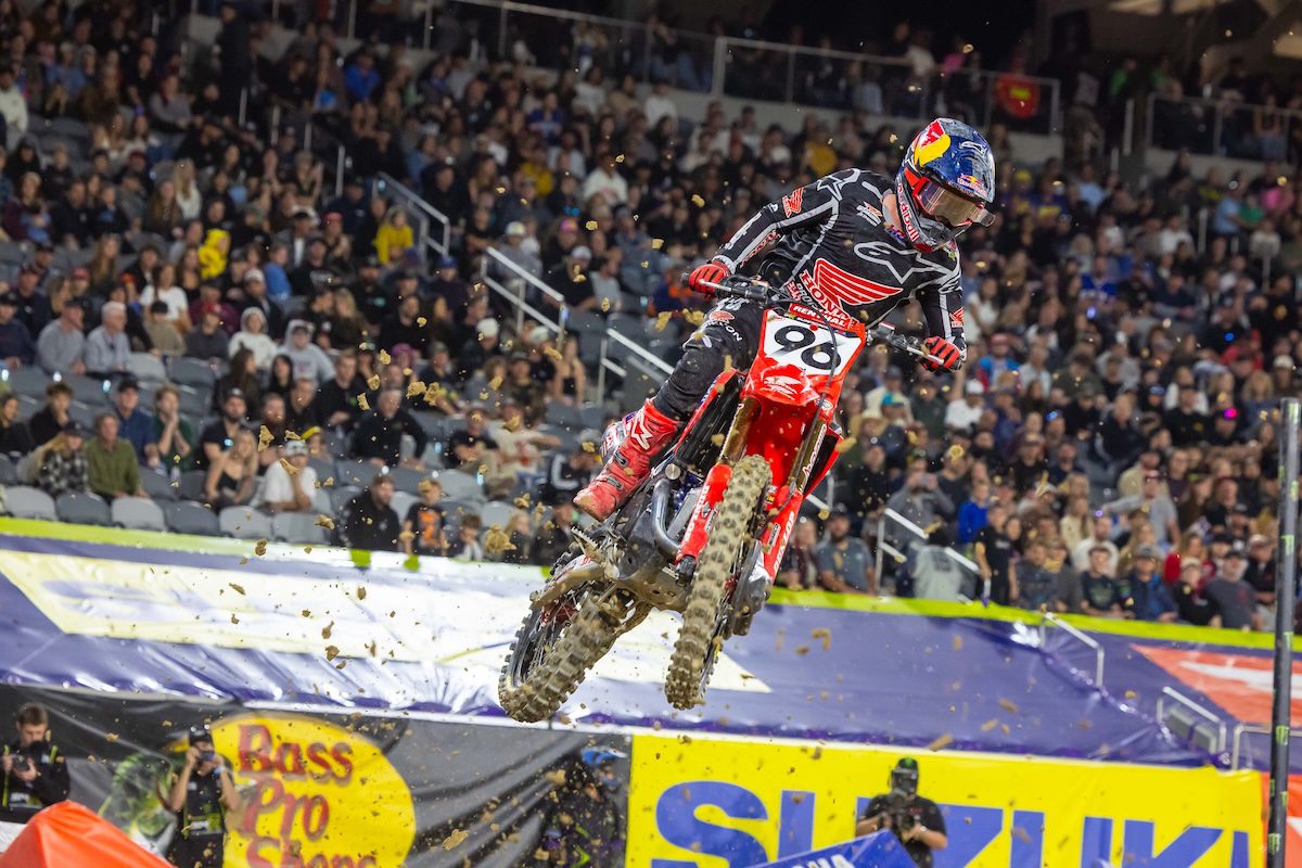 AMA Supercross: Tomac vence a segunda consecutiva e lidera isolado; Deegan brilha na 250 e assume a ponta