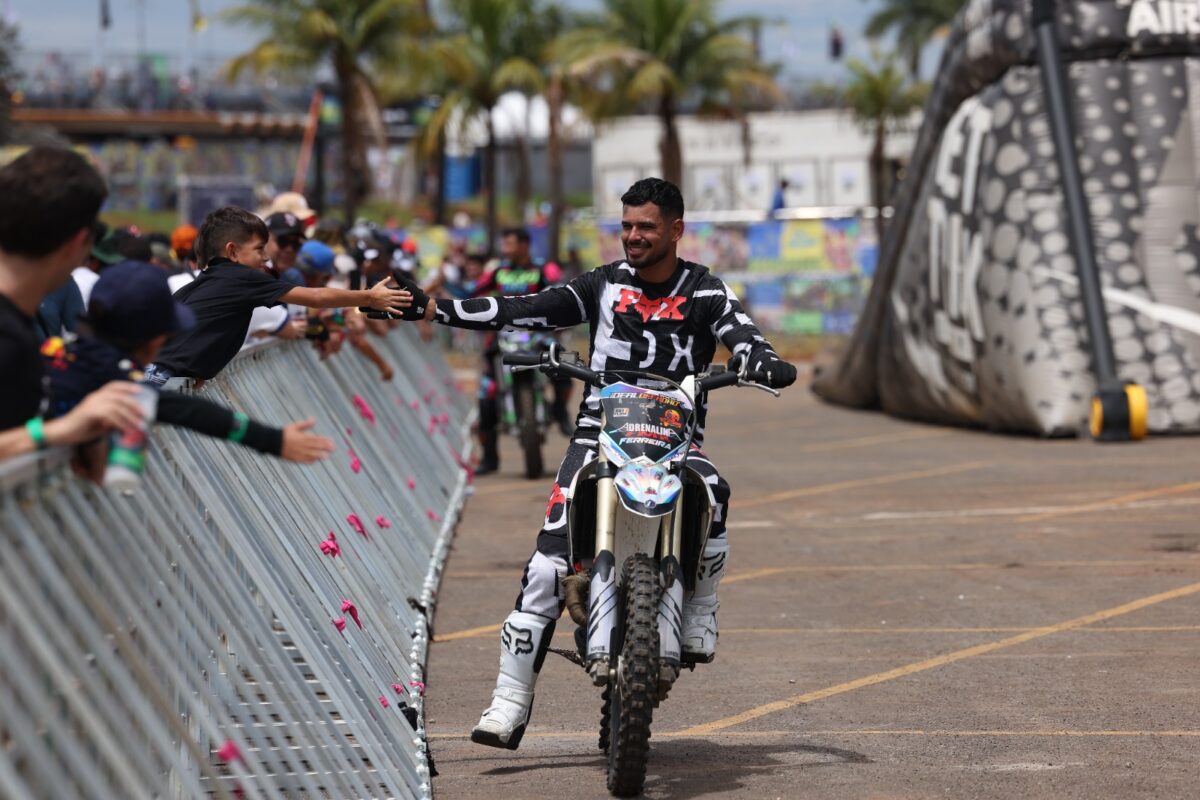 Nicolas Ferreira brilha com show de freestyle motocross no MotoGP em Goiânia