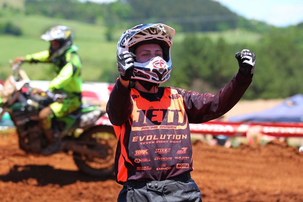 Entrevista: Maiara Basso do Team Rinaldi comenta a conquista da Tr&iacute;plice Coroa no motociclismo