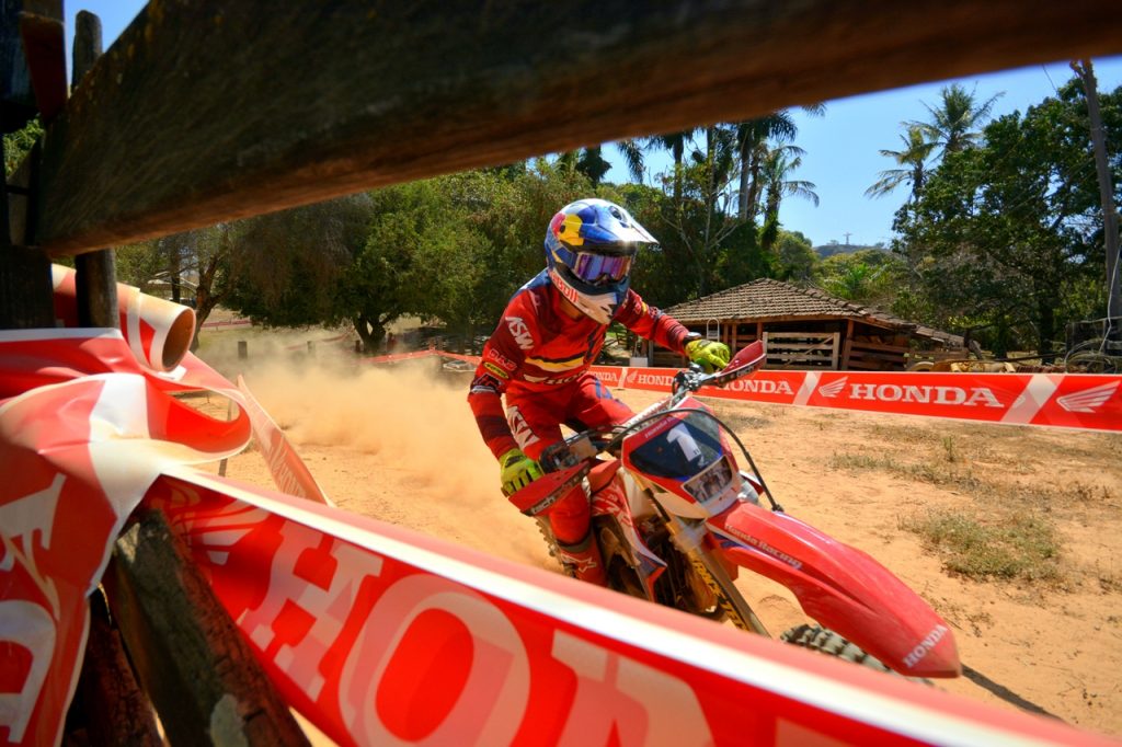 Honda Racing: Bruno Crivilin e B&aacute;rbara Neves consagram se campe&otilde;es no Brasileiro de Enduro FIM