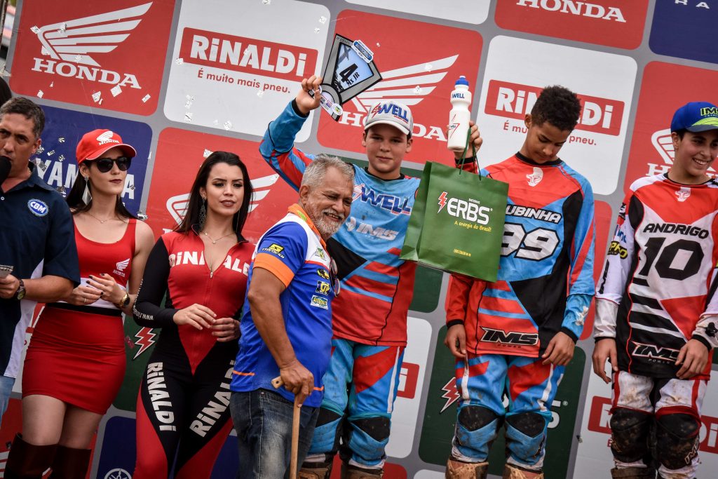 Well Energy Drink d&aacute; show no Brasileiro e Goiano de Motocross em Morrinhos GO